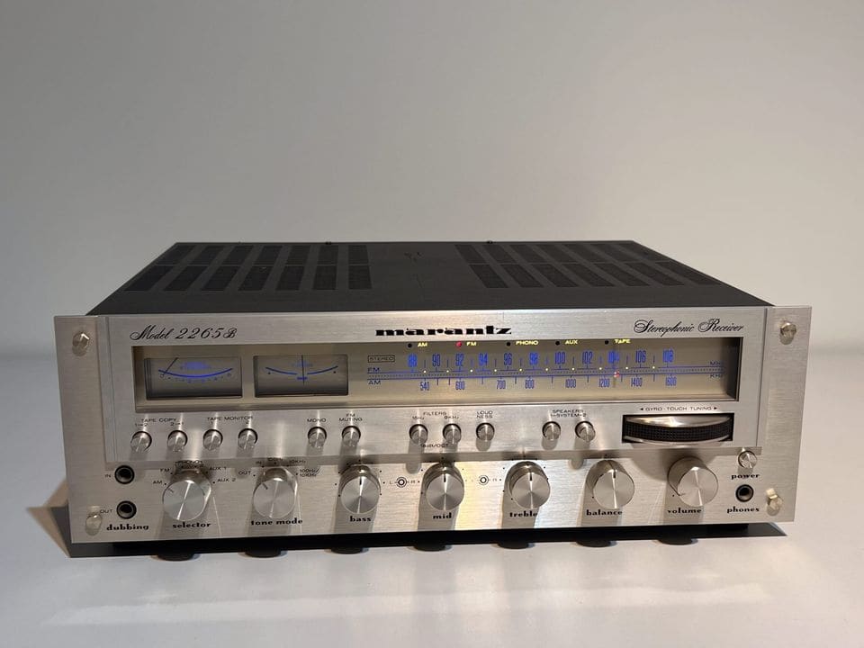 Marantz 2265B receiver licht schuin met zilveren draaiknoppen en schuifschakelaars