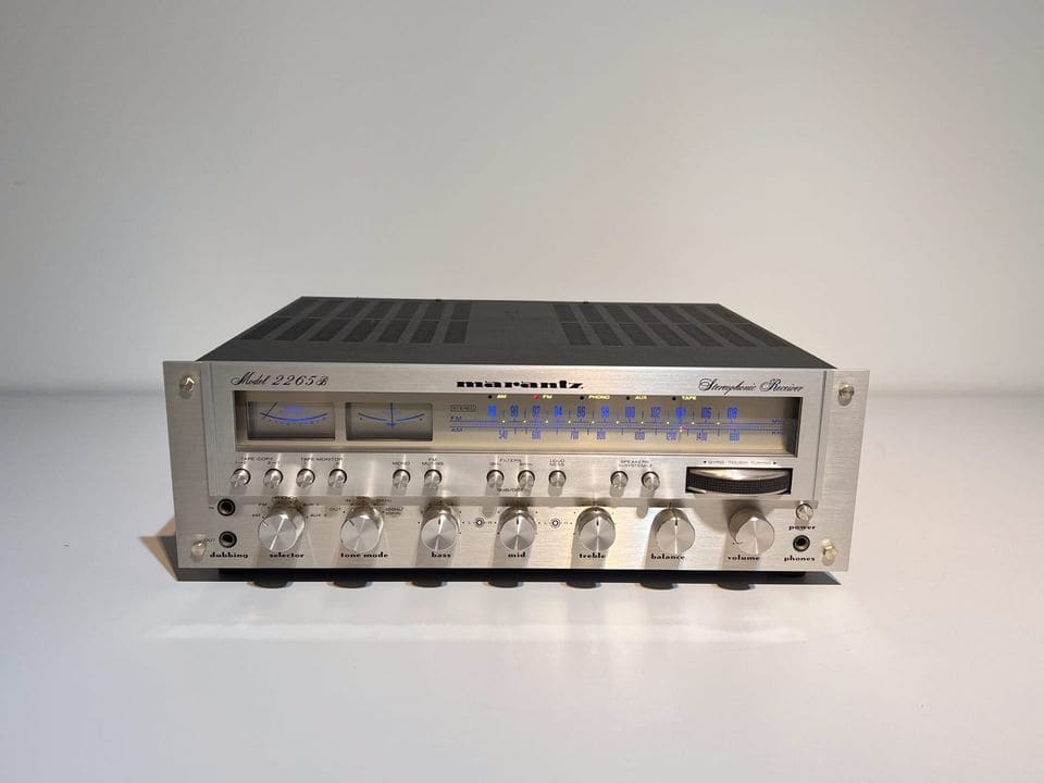 Marantz 2265B receiver vooraanzicht met verlichte afstemschaal en meters