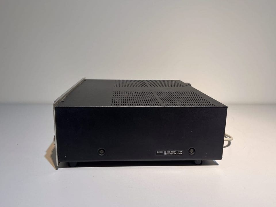Zwarte metalen zijkant van de Marantz 2265B receiver