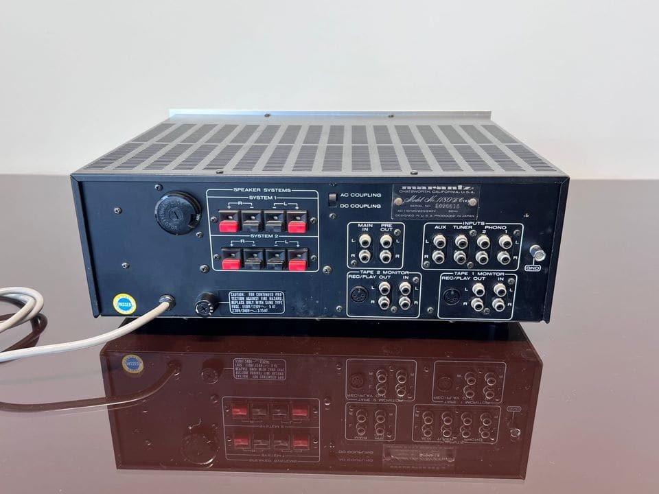 Achterkant van de Marantz 1180DC met luidsprekerklemmen en cinch-aansluitingen