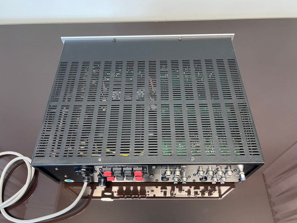 Bovenkant van de Marantz 1180DC met ventilatierooster, achteraanzicht