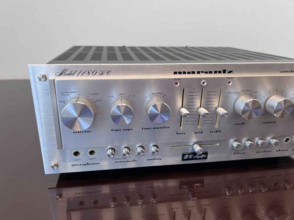Linkerdeel van het front met Model 1180DC logo, selector en tape-schakelaars
