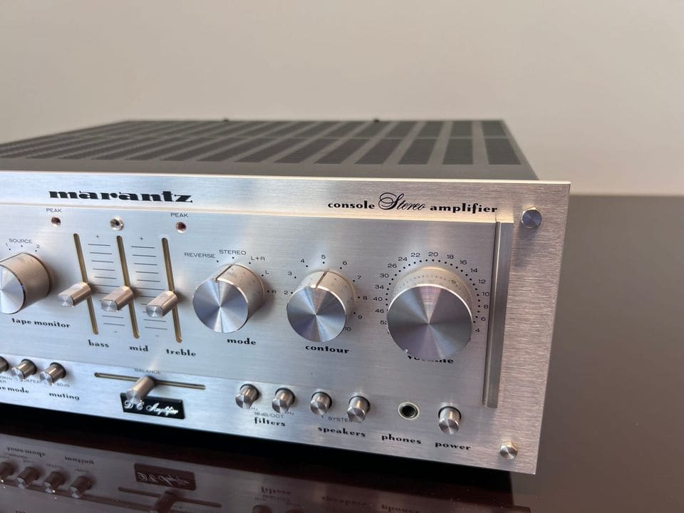 Close-up van het frontpaneel met volumeknop en console Stereo amplifier opschrift