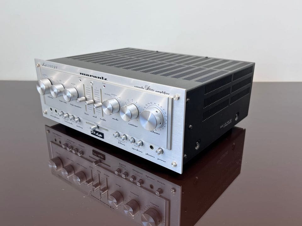 Marantz 1180DC schuin van links op een spiegelende tafel