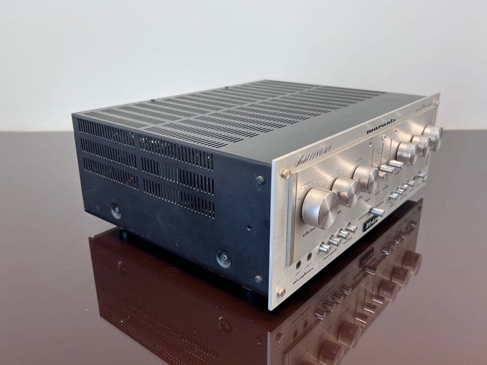 Marantz 1180DC schuin van rechts met zwarte behuizing en koelsleuven