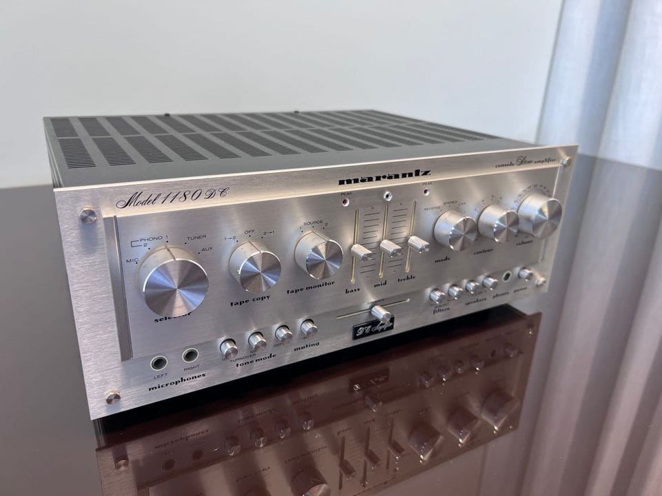 Marantz 1180DC schuin van rechts met draaiknoppen en bass/mid/treble-schuiven
