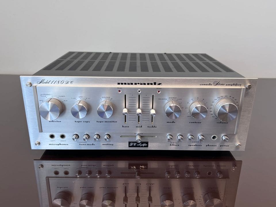 Marantz 1180DC versterker met geborsteld aluminium front en schuifregelaars, vooraanzicht
