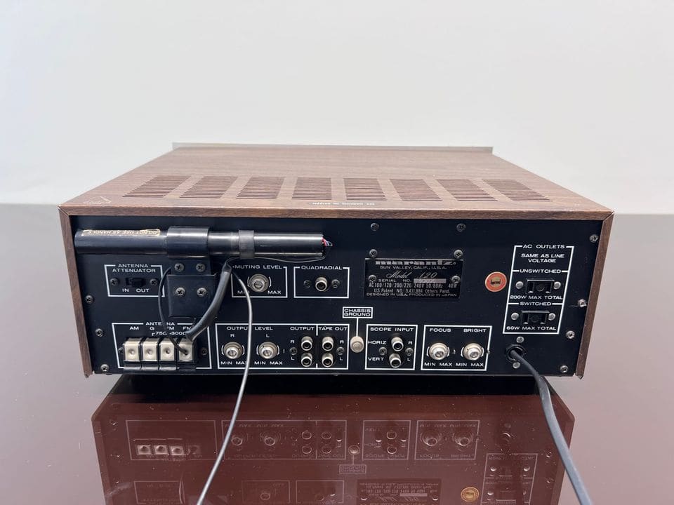 Achterkant van de Marantz 120 met antenne-, uitgangs- en scope-aansluitingen