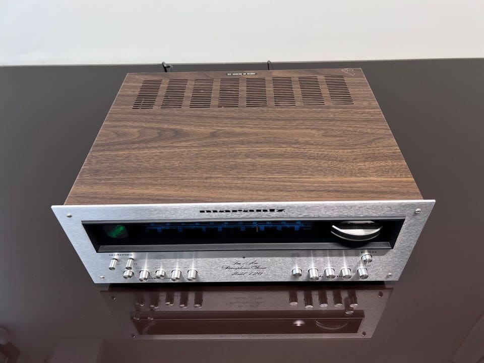 Marantz Model 120 van bovenaf met houten behuizing en ventilatiesleuven
