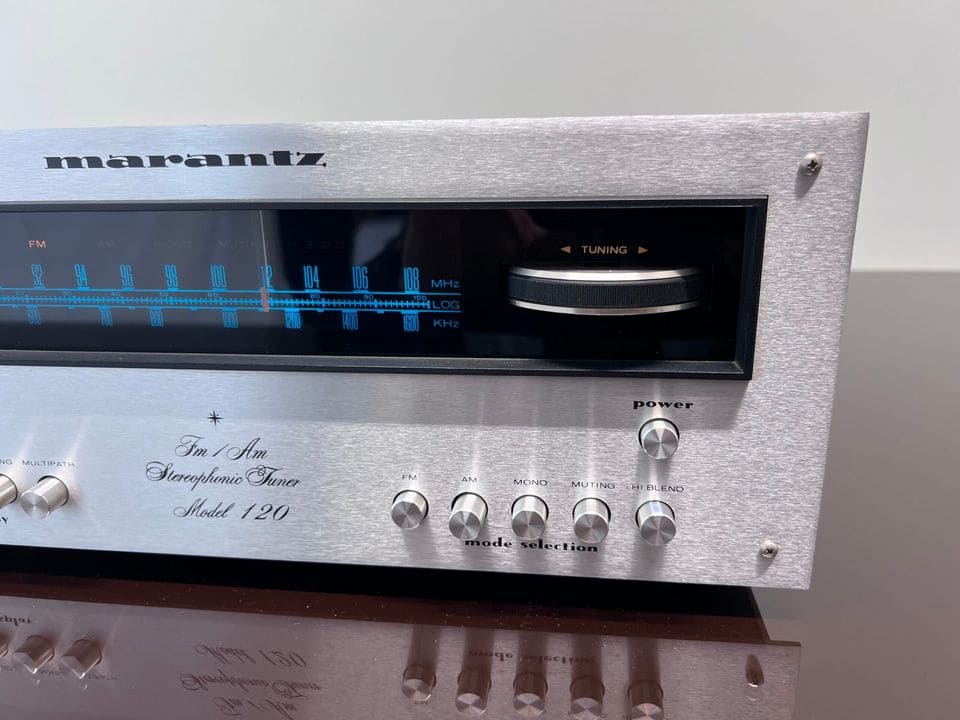 Rechterkant van het frontpaneel met afstemknop, mode-schakelaars en power van de Marantz 120