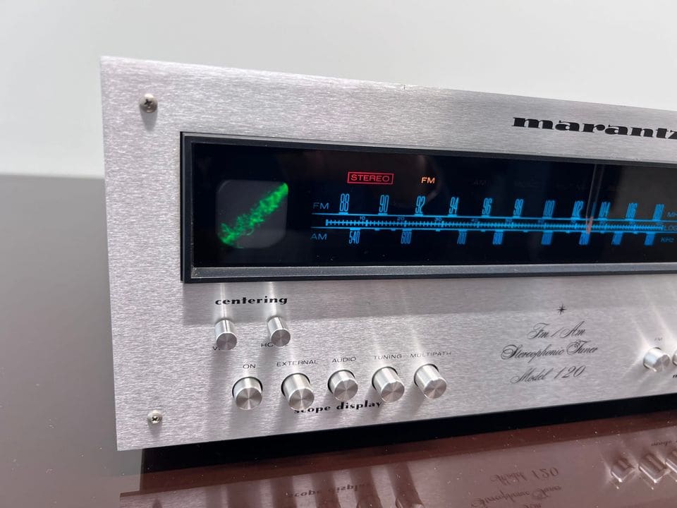 Close-up van de groene oscilloscoop en blauw verlichte FM/AM-schaal van de Marantz 120
