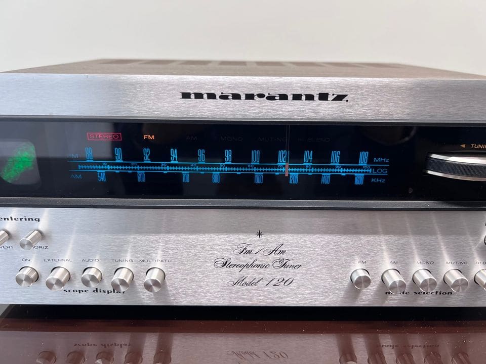 Blauwe schaalverlichting, stereo-indicator en scope-knoppen van de Marantz Model 120