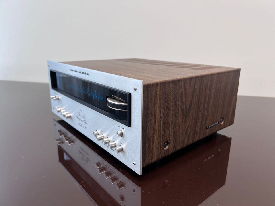 Marantz Model 120 schuin van links met verlichte schaal en houten kast