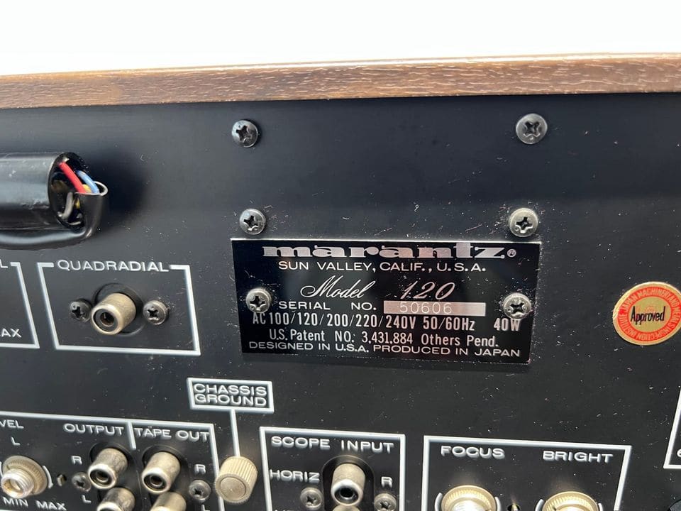 Typeplaatje Marantz Model 120 Sun Valley Calif. met quadradial- en scope input-aansluitingen