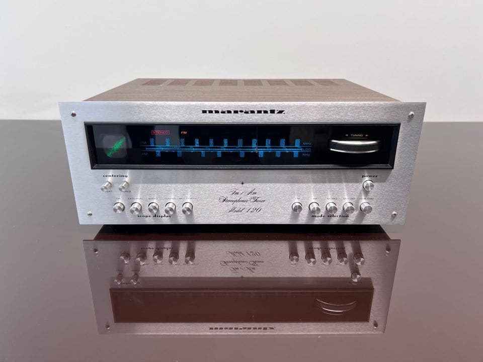 Marantz Model 120 tuner frontaal met weerspiegeling op een glanzende tafel