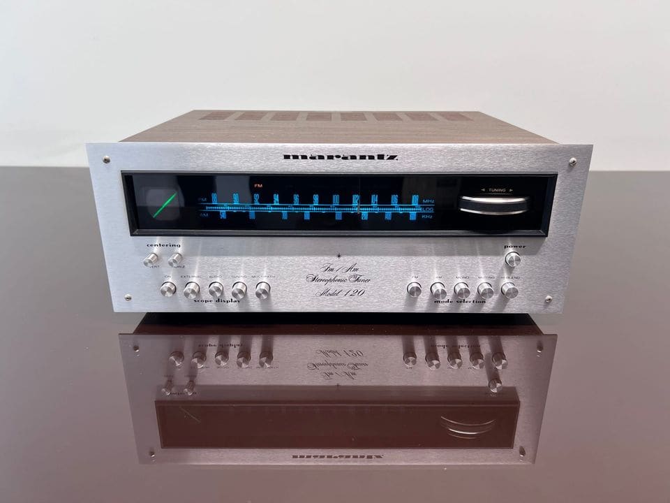 Marantz Model 120 tuner met aluminium front en blauwe schaalverlichting, vooraanzicht