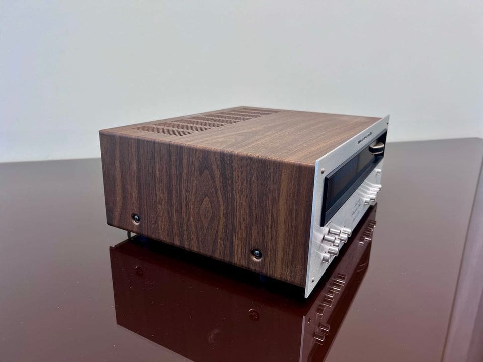 Zijkant van de Marantz 120 tuner met houtnerf-behuizing