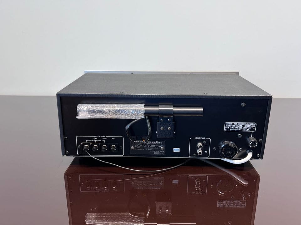 Achterkant van de Marantz 2100L met antenne-aansluitingen en line-uitgang