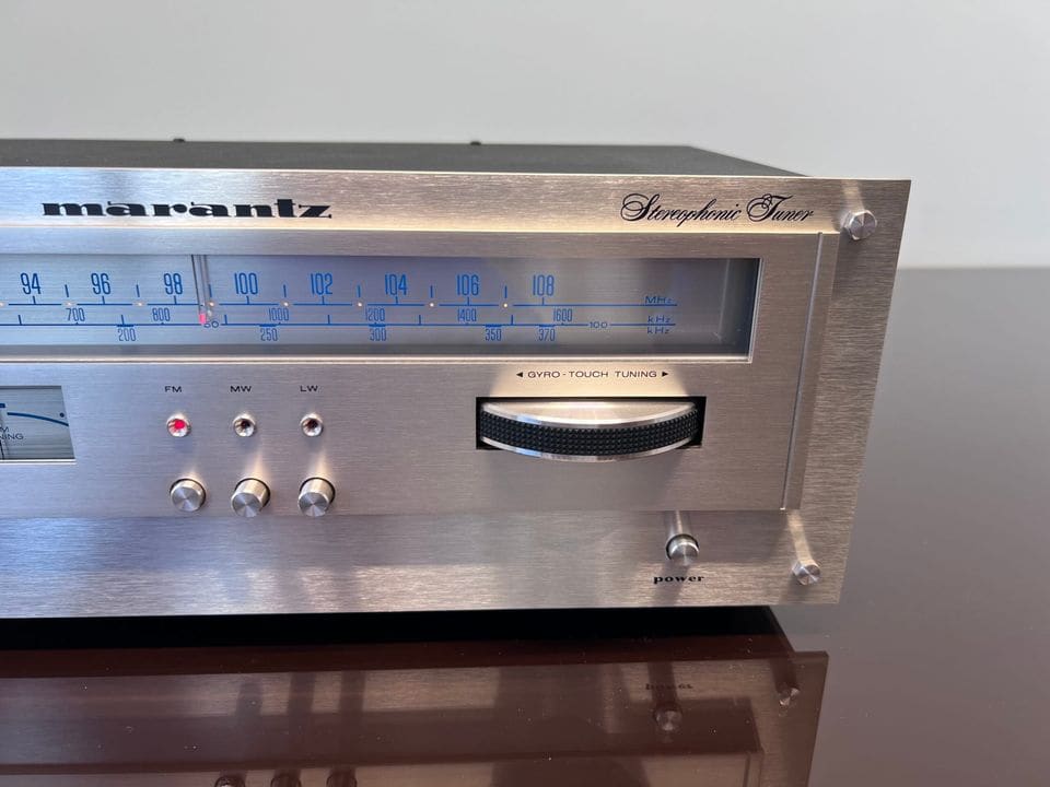Rechterzijde van de Marantz 2100L met FM/AM-schakelaars en afstemwiel