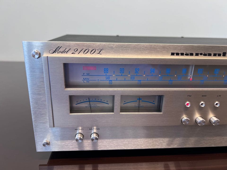 Verlichte blauwe frequentieschaal en signaal- en afstemmeter van de Marantz 2100L