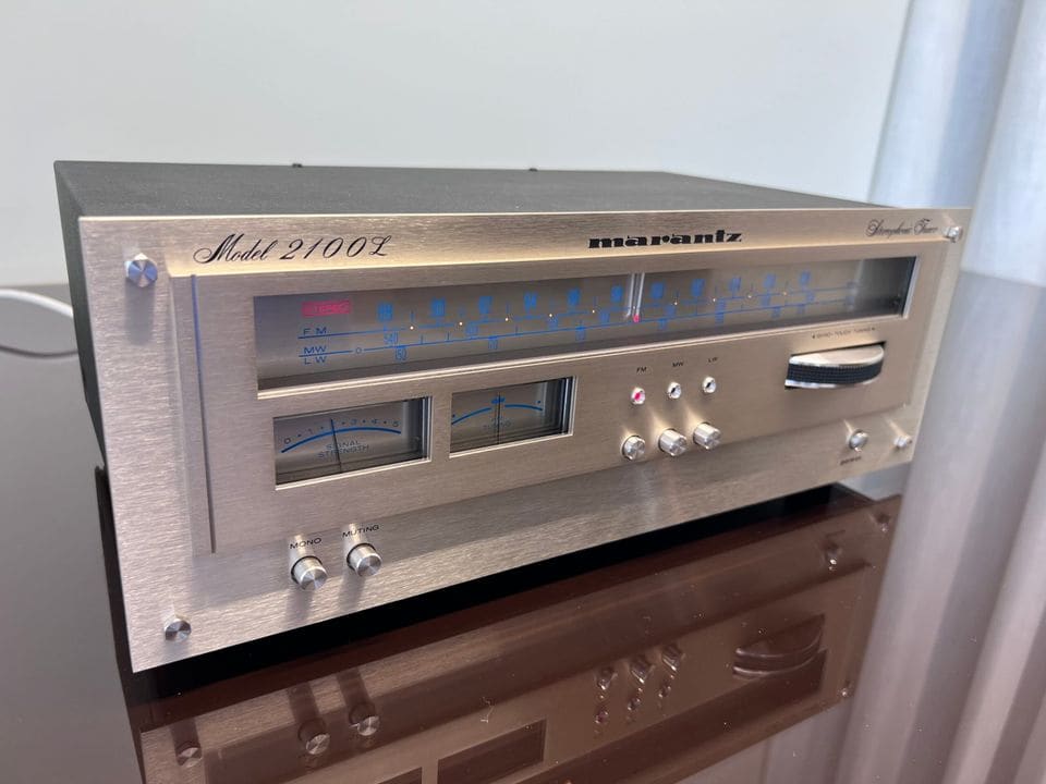 Marantz 2100L schuin vooraanzicht met verlichte schaal en meters
