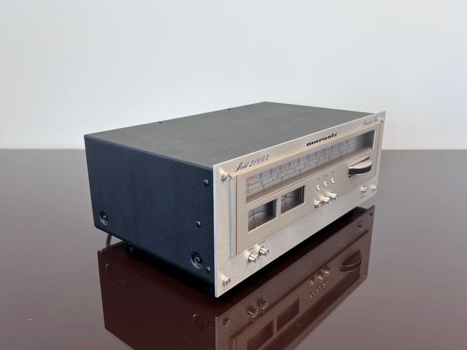 Marantz 2100L tuner schuin van links met zwarte behuizing