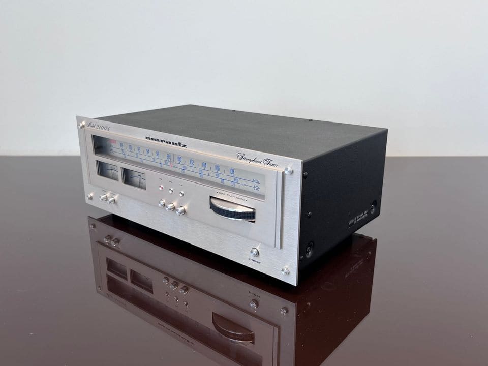 Marantz 2100L stereotuner schuin van rechts