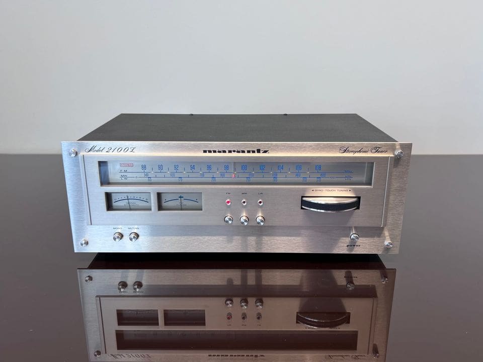 Marantz 2100L frontpaneel met verlichte schaal, iets van boven gezien
