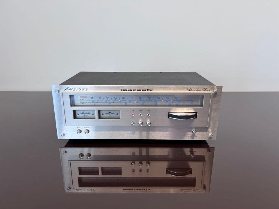 Marantz 2100L stereotuner met zilveren aluminium front, vooraanzicht op een spiegelende tafel