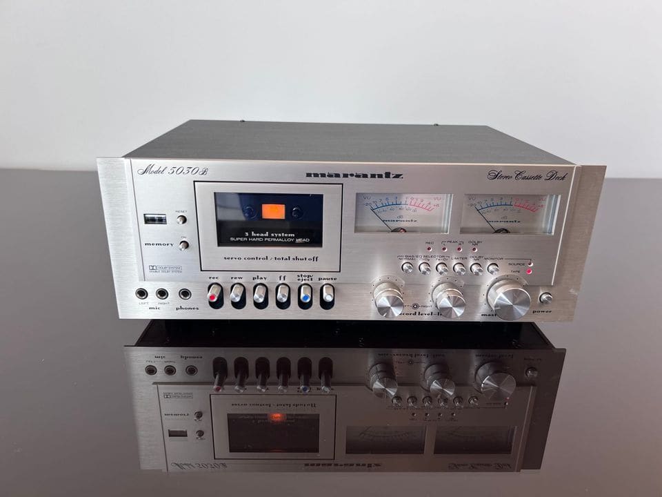 Marantz 5030B cassettedeck met aluminium front en verlichte VU-meters, vooraanzicht