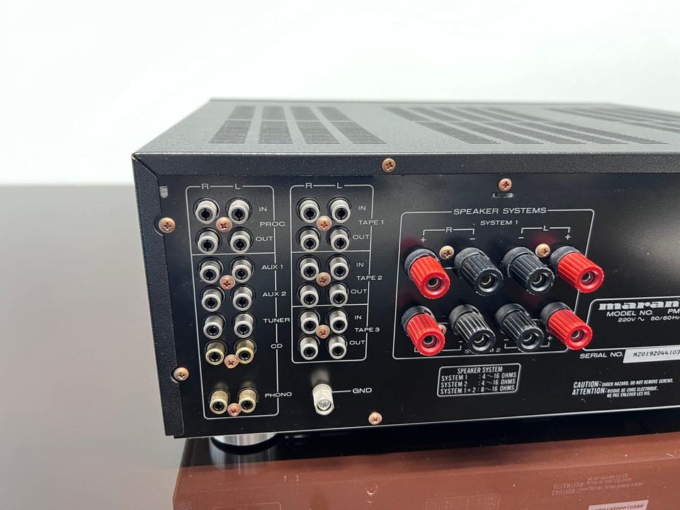 Detail van de aansluitingen van de Marantz PM-80: cinch-ingangen en luidsprekerklemmen voor systeem A en B