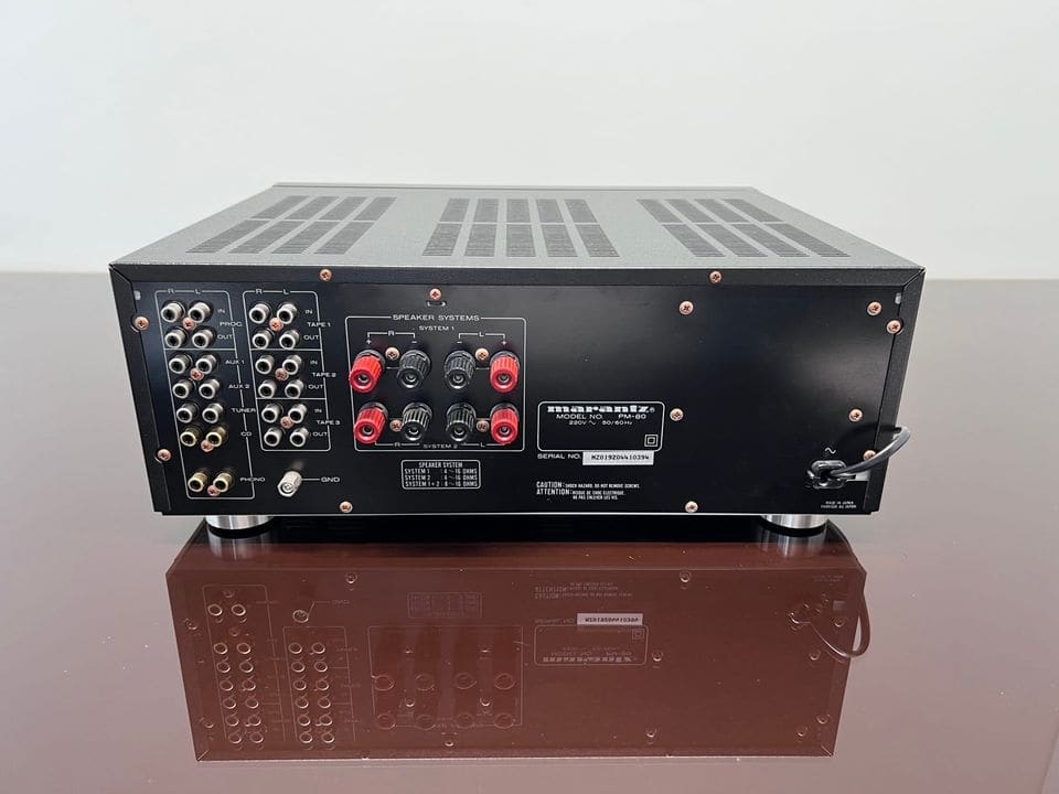 Achterkant van de Marantz PM-80 met cinch-ingangen, luidsprekerklemmen en netsnoer