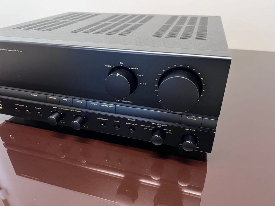 Bedieningspaneel van de Marantz PM-80 met bronkeuzeknop, grote volumeknop en drukknoppen