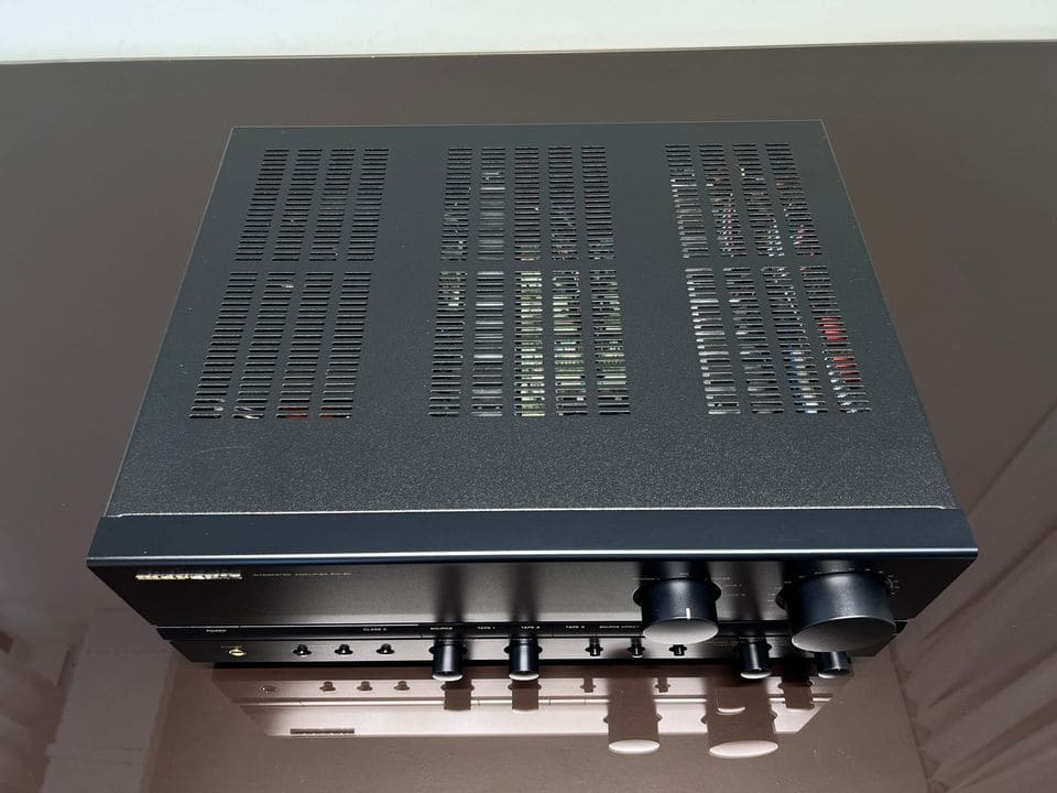 Bovenkant van de Marantz PM-80 met ventilatieroosters en de koellichamen zichtbaar erdoor