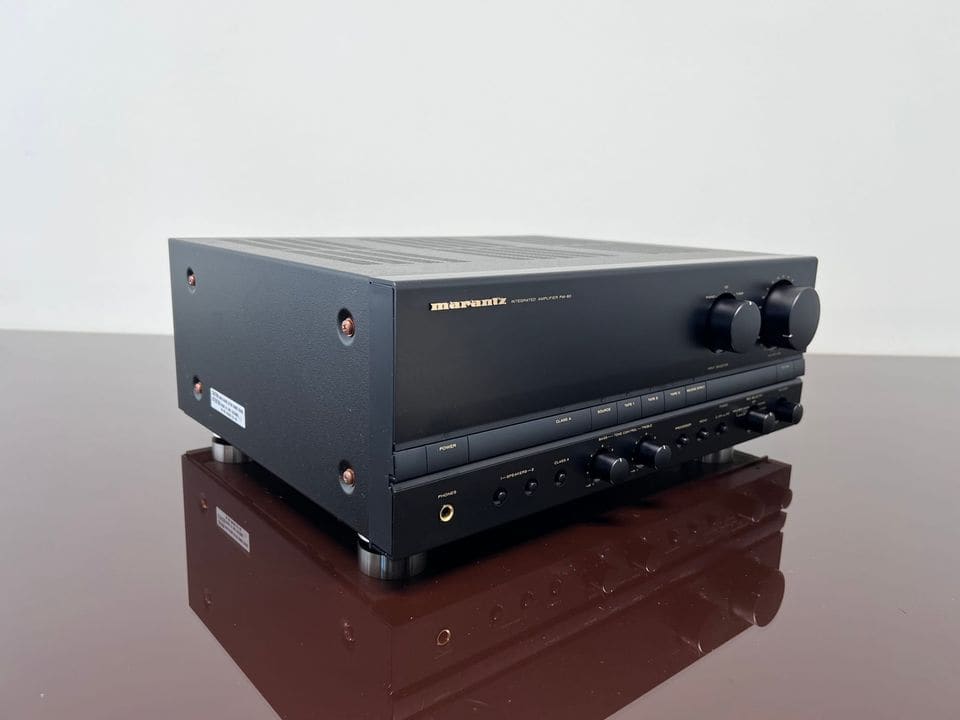 Marantz PM-80 versterker schuin van links gefotografeerd, zwarte behuizing met ventilatieroosters