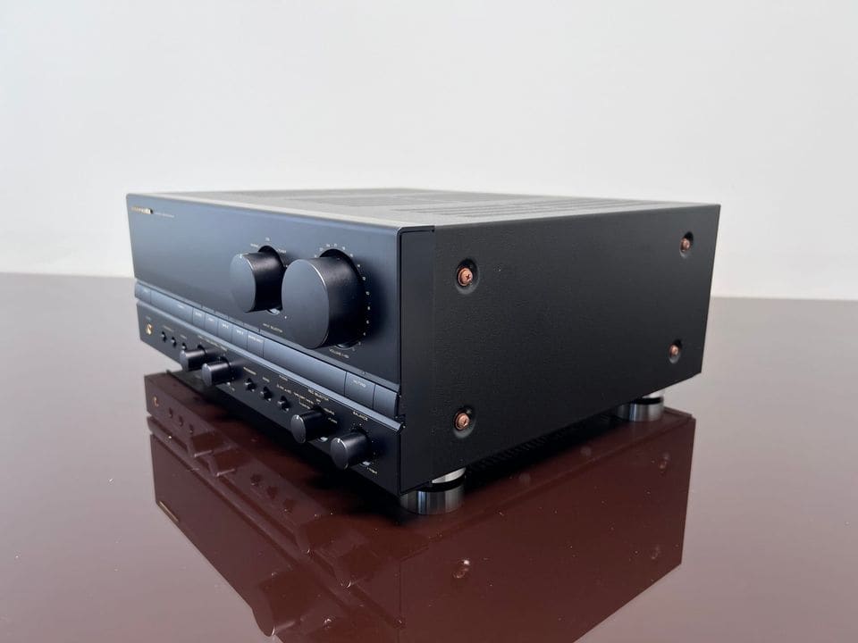 Marantz PM-80 versterker schuin van rechts met zicht op de zijkant en de draaiknoppen