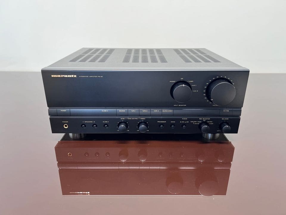 Marantz PM-80 geïntegreerde versterker in zwart, vooraanzicht op een spiegelende tafel