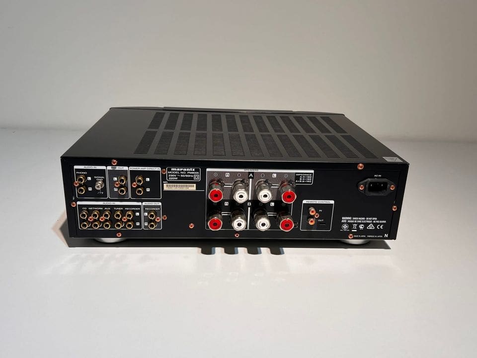 Volledige achterkant van de Marantz PM8005 met cinch-aansluitingen en luidsprekerklemmen A/B