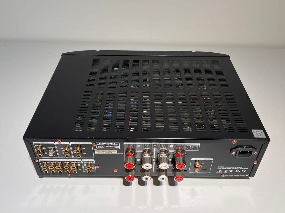 Marantz PM8005 van schuin boven en achteren met ventilatieroosters en aansluitingen