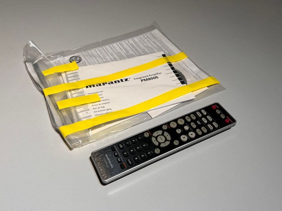 Originele afstandsbediening en handleiding in plastic verpakking van de Marantz PM8005