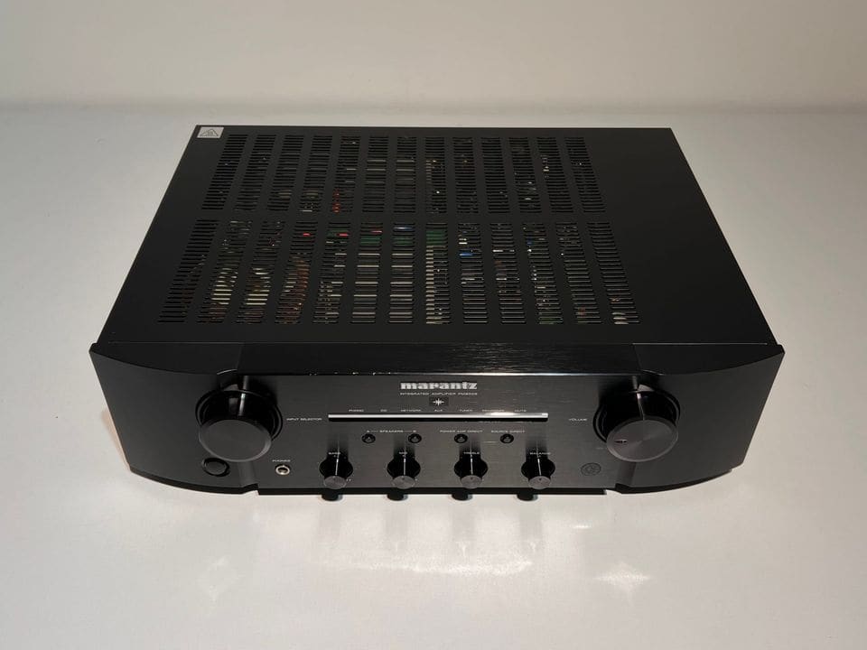 Marantz PM8005 van schuin boven met het ventilatierooster en het front