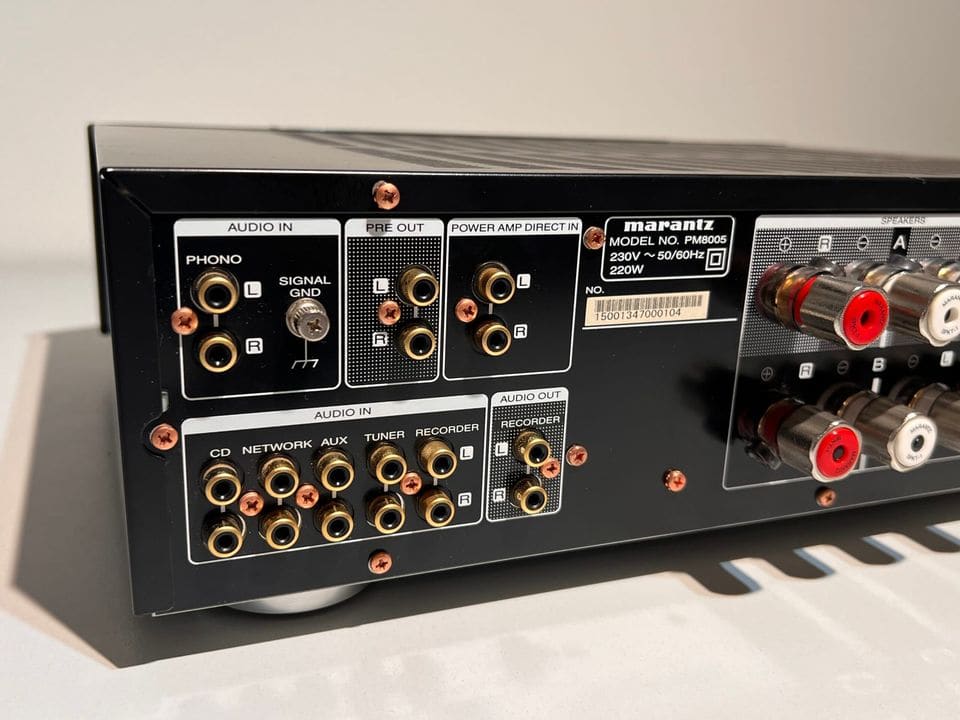 Achterkant van de Marantz PM8005 met phono-, cd-, network-, aux- en tuner-ingangen en typeplaatje