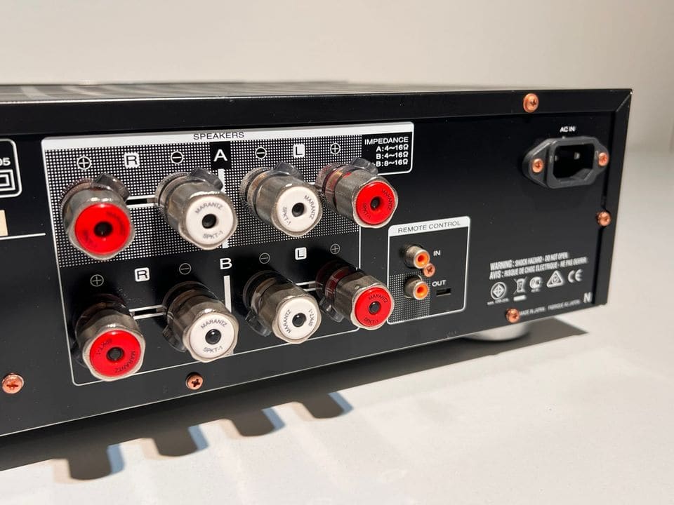 Luidsprekerklemmen voor systeem A en B en netaansluiting op de achterkant van de Marantz PM8005