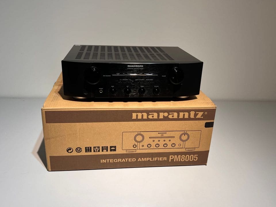 Marantz PM8005 versterker bovenop zijn originele kartonnen doos