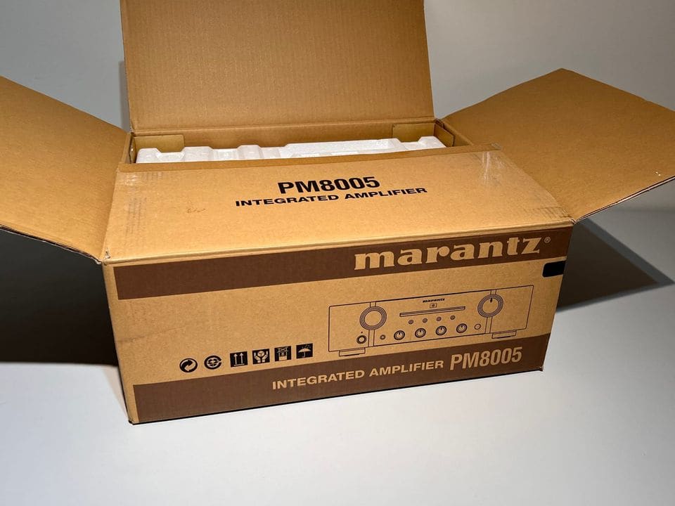 Geopende originele kartonnen doos met opdruk 'Marantz PM8005 Integrated Amplifier'