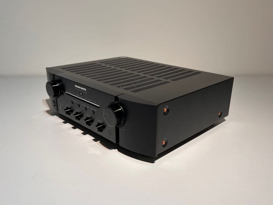Marantz PM8005 schuin van links met zwarte behuizing en koperkleurige schroeven
