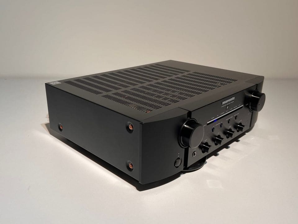 Marantz PM8005 versterker schuin van rechts met zicht op de zijkant