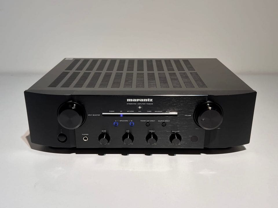 Marantz PM8005 geïntegreerde versterker in zwart, vooraanzicht met twee grote draaiknoppen
