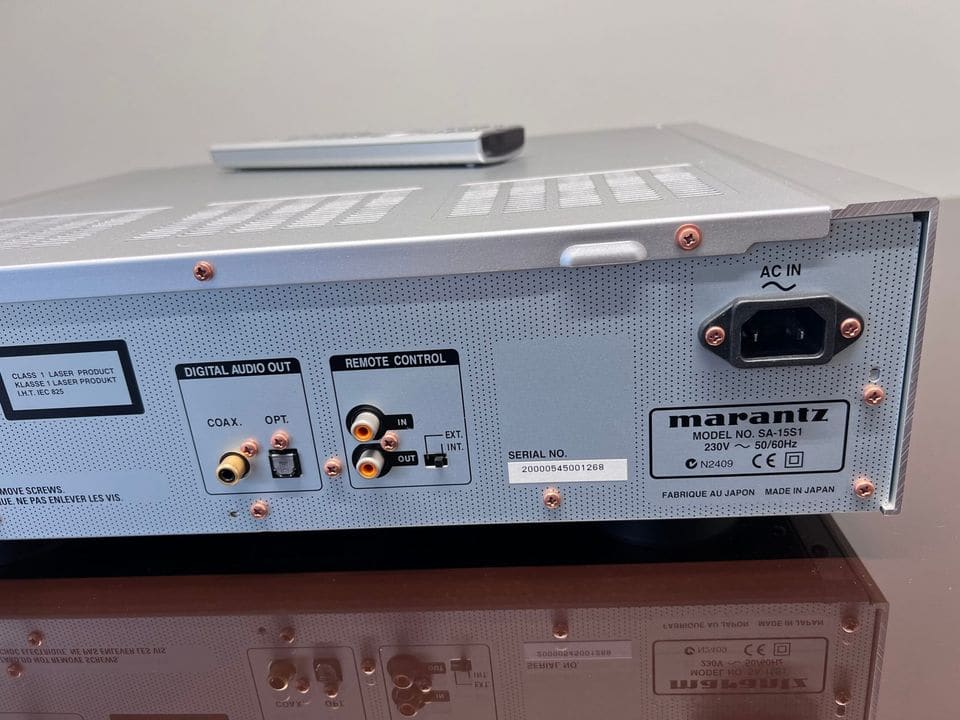 Coaxiale en optische digitale uitgang, remote control en netaansluiting van de SA-15S1