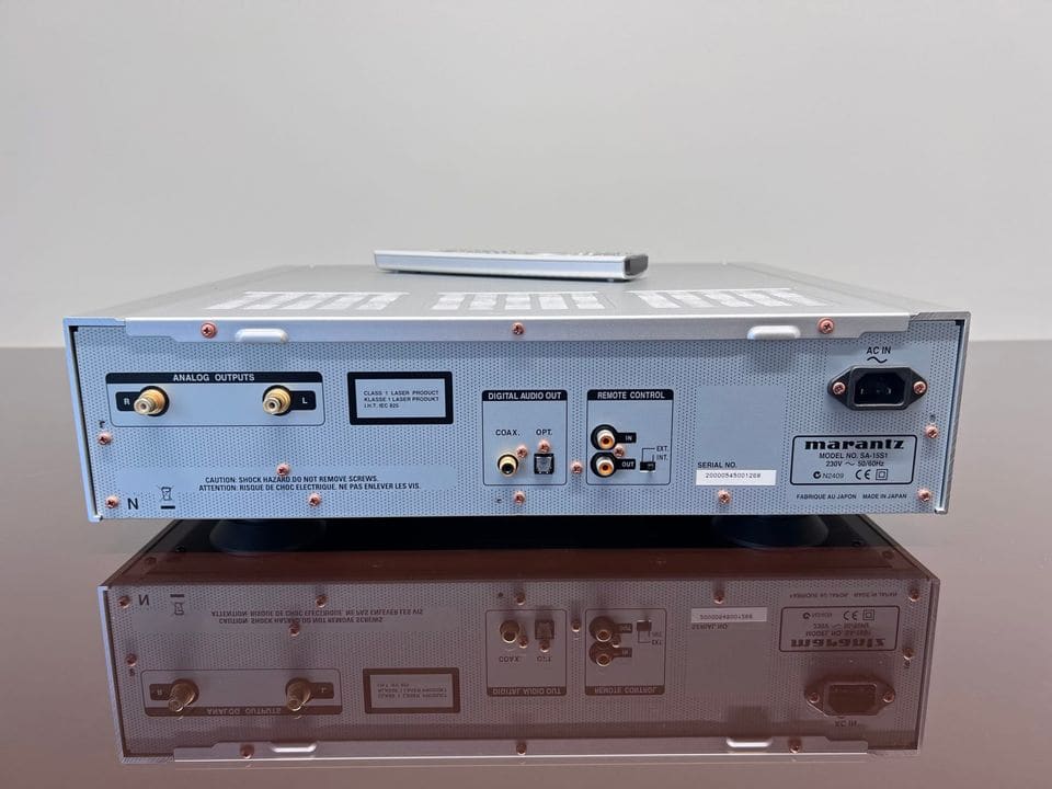 Achterkant van de Marantz SA-15S1 met analoge, digitale en remote-aansluitingen